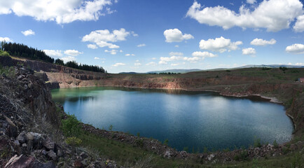 Fototapeta na wymiar the Świerki quarry, Poland. A lake with beautiful crystal-clear blue water, a steep quarry slope,