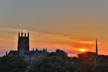 Obraz premium A warm sunset over the city of Worcester with a view of the cathedral and its tower. Worcestershire, England, UK. 