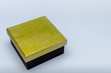 Caja de madera pintada de verde