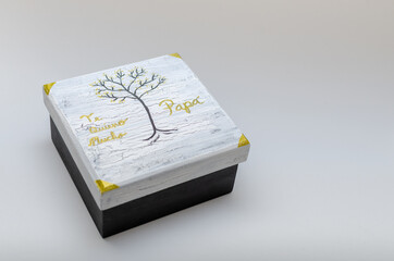 Caja de madera decorada con motivo del d&iacute;a del padre