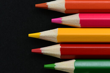 色えんぴつ　背景黒