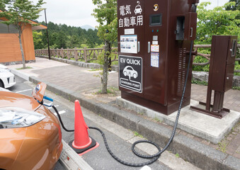 充電中の電気自動車　イメージ