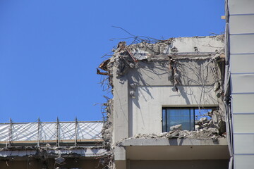 解体中の建物の一部