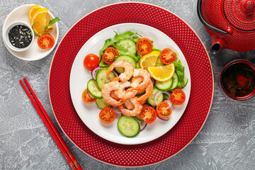 Vegetables and shrimps salad