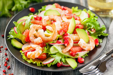 Salad with prawns, grapefruit,  cucumber