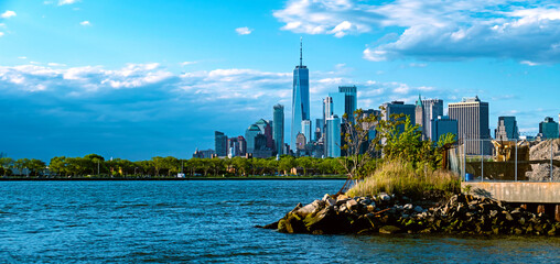 Naklejka premium Lower Manhattan skyline before sunset