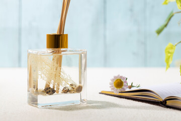 水色の壁の前に置かれた香水の瓶