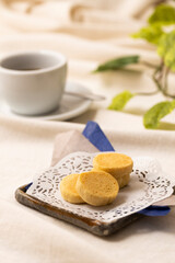 皿の上に置かれたホームメイドのクッキー