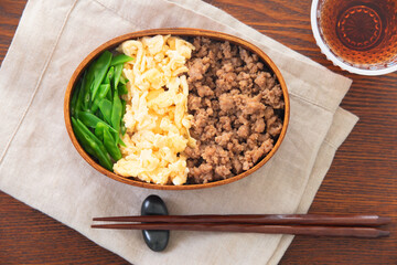 三色丼のお弁当