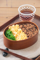 三色丼のお弁当