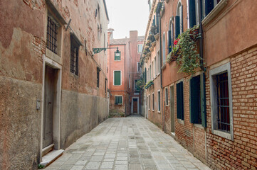 Fototapeta na wymiar narrow street in Venice Italy