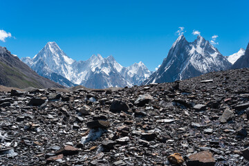 Blick auf das Massiv des Gasherbrum-Gebirges von der K2-Basislager-Trekkingroute, Karakorum-Gebirge in Pakistan