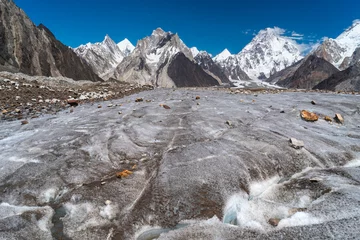 Papier Peint photo Gasherbrum Vigne glacier and K2 mountain peak in Karakoram mountains range, K2 base camp trekking route, Pakistan