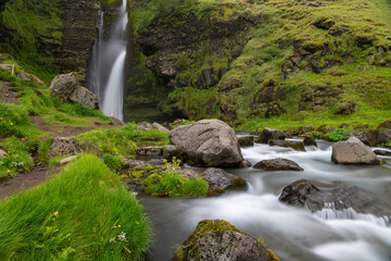 Waterfalls and beautiful streams at Gluggafoss in the Icelandic countryside In the summer, there are grass and wildflowers all over the area. Take long-exposure pictures Beautiful soft water.