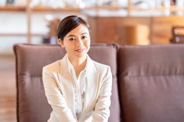 スーツ姿の女性