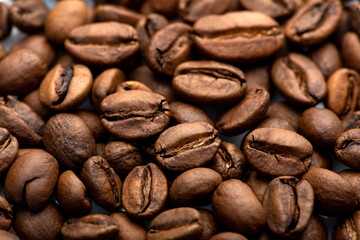Fototapeta premium Tło zbliżenie ziaren kawy. Świeżo pieczone