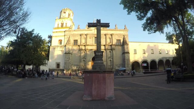 Downtown Coyoacan in Mexico City / Centro de Coyoac&aacute;n en la Ciudad de M&eacute;xico
The people enjoy Coyoacan Downtown during the weekends. La gente se reune para disfrutar los fines de semana en Coyoac&aacute;n.