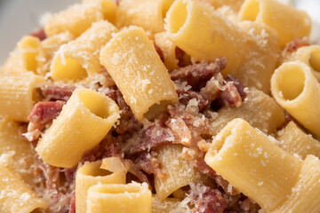 Piatto di deliziosa pasta alla gricia, cucina tipica laziale, Italia