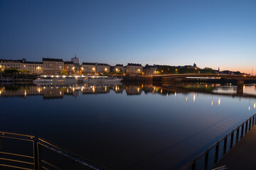 Fototapeta premium lever du jour sur les rives de Nantes