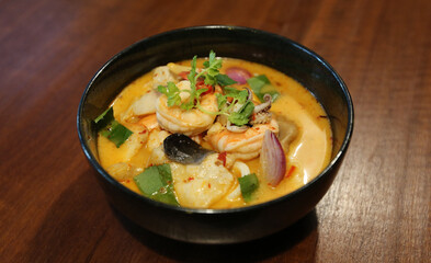 Tom Yum Goong - Sour & Spicy Lemongrass Shrimp Soup Recipe. Street Food Verygood.