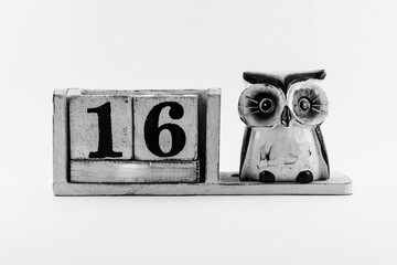 Date number with owl without month 16