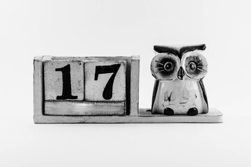 Date number with owl without month 17