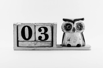 Date number with owl without month  03