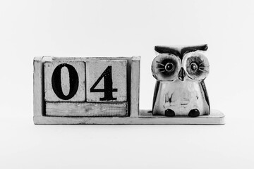 Date number with owl without month 04