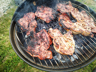 côtes de porc cuisant sur un barbecue