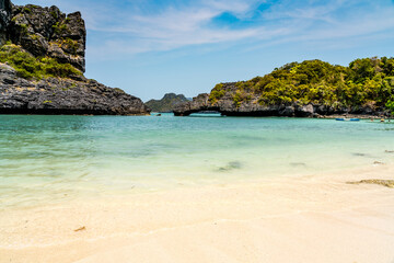 Fototapeta na wymiar Beach on one of thr 42 islands that make up Ang Thong National Marine Park