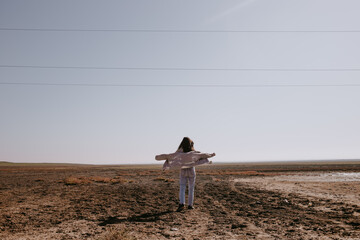 Obraz premium the woman in empty steppe field
