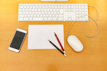 自宅の机でするパソコン作業/リモートワークイメージ