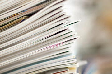 積み重さなった沢山の白い表紙の本