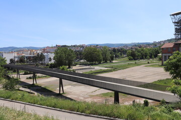 Fototapeta premium La passerelle piétonne du puits Couriot à Saint Etienne, ville de Saint Etienne, département de la Loire, France