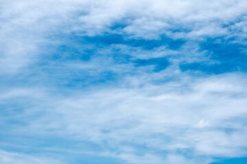 Obraz premium White clouds in the beautiful blue sky