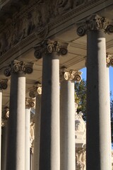 Naklejka premium Columnas de estilo clásico romano en un monumento en el parque del Retiro de Madrid