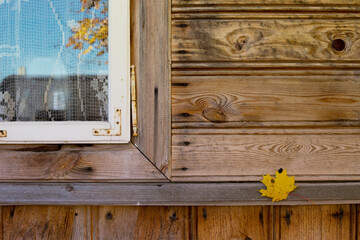 drewniane okna stary dom © Kima