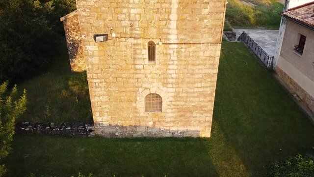 Vista aerea de una antigua iglesia de pueblo en Navarra. 