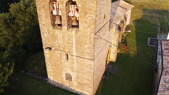 Vista aerea de una antigua iglesia de pueblo en Navarra. 