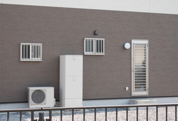住宅設備　給湯器　エコキュートとエアコン室外機　オール電化住宅