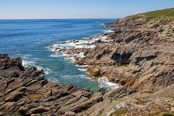  Plouhinec. Côte rocheuse dans la baie d'Audierne. Finistère. Bretagne