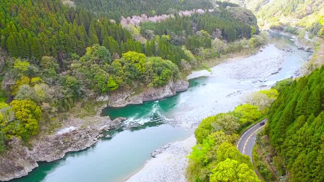 [球磨村] 穏やかで青く澄んだ広い川をドローン撮影