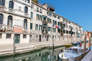 Obraz premium A row of houses on the canal in the middle of Venice