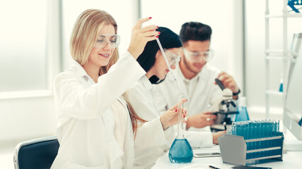 Obraz premium group of scientists conduct research in the laboratory