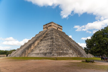Fototapeta na wymiar Chichen Itza, Mexico. Temple of Kukulcan, El Castillo mayan pyramid in Yucatan, Central America (popular travel destination, maybe after the Corona crisis)
