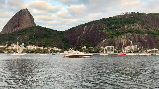 boat sailing on the sea of ​​sugar loaf brazil