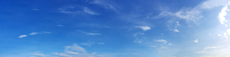 Obraz premium Panorama błękitnego nieba z chmurą w słoneczny dzień. Piękny, panoramiczny obraz 180 stopni.