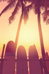 Surfbrett und Palme auf Strandhintergrund. © tonktiti