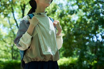 新緑の登山を楽しむ若い女性