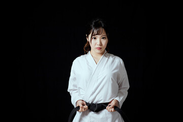 道着を着た若い日本人女性